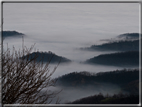 foto Colline nella nebbia al Tramonto